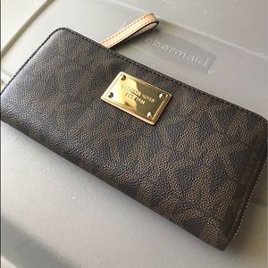 Michael Kors Jetsetter Continent wallet
